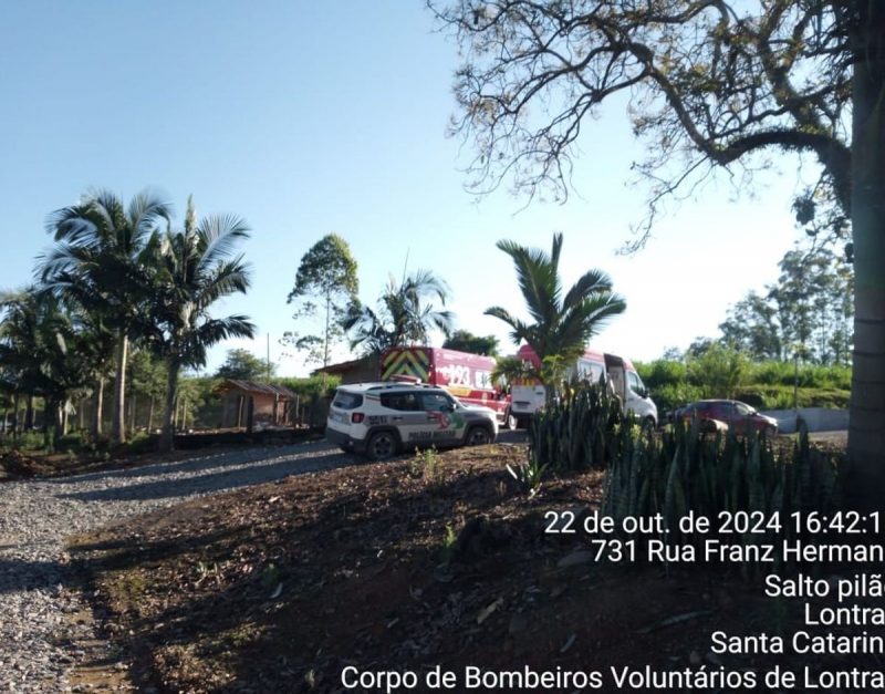 Viaturas da Polícia Militar, Samu e Bombeiros em frente ao local onde adolescente morreu eletrocutado