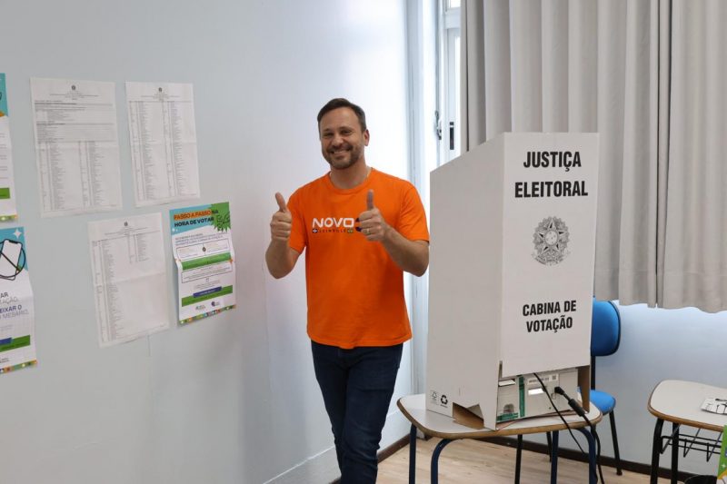 Adriano Silva após votar em Joinville