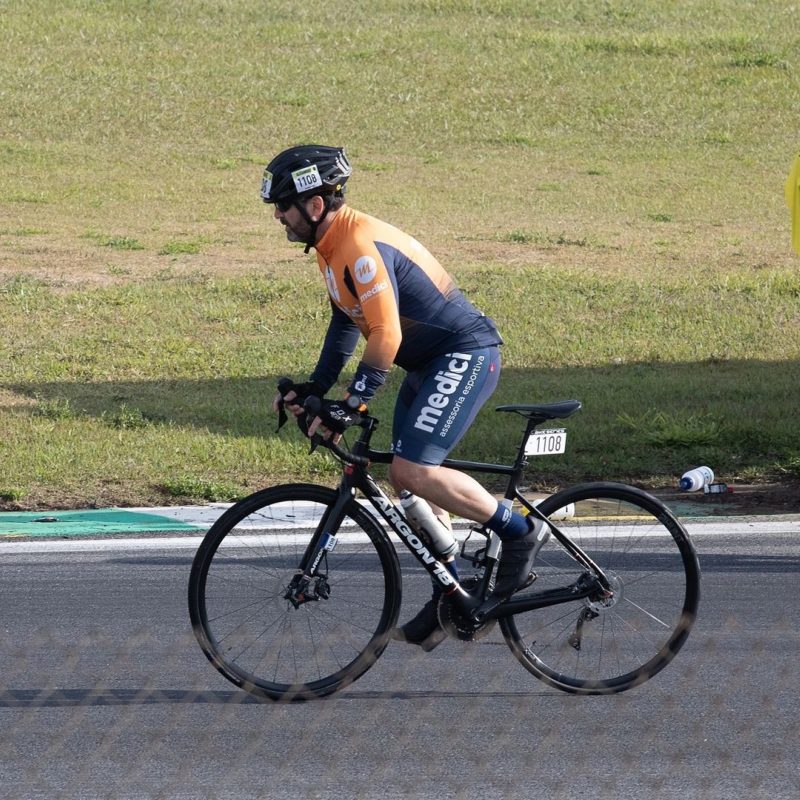 Ciclista pedalando em estrada