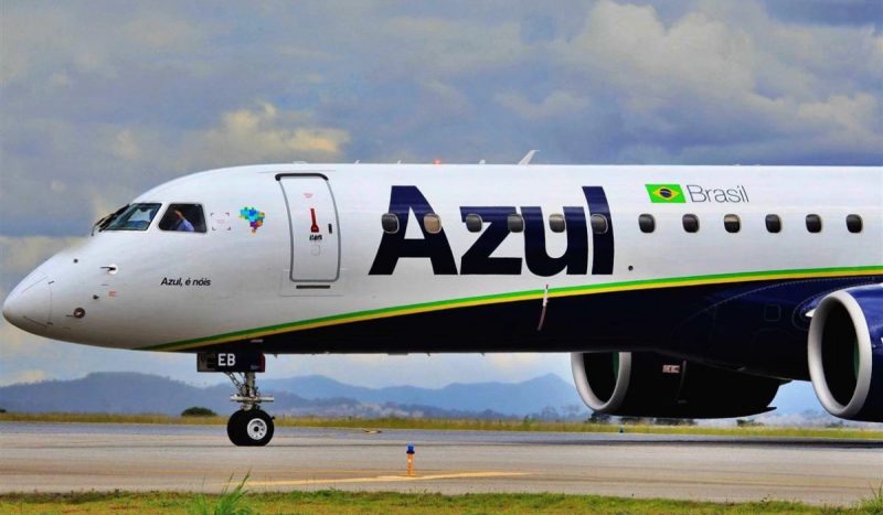 Avião da Azul em pista de voo de aeroporto