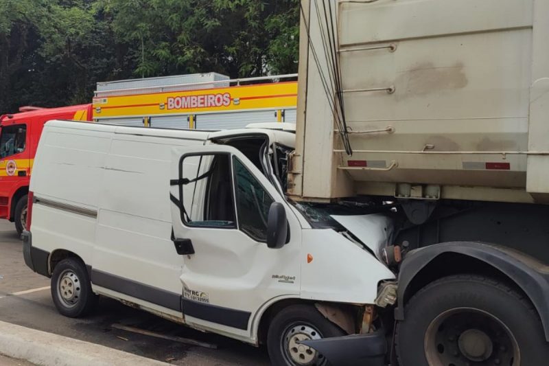 Carreta se envolveu em um acidente com veículo 