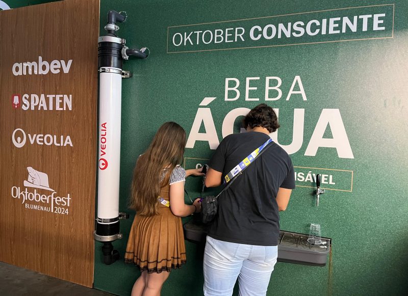 Visitantes pegando água em espaço disponibilizado gratuitamente pela Veolia e Ambev 