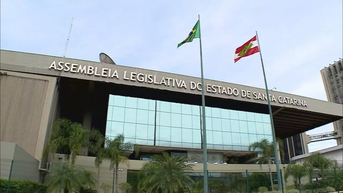 Tipo sanguíneo em uniformes escolares e ia como matéria: o que está em pauta na ccj da alesc