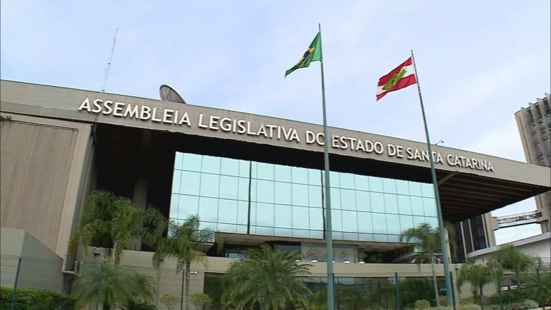 Projeto que prevê descompactação no salário dos professores foi aprovado na Alesc . Na imagem, a sede da alesc