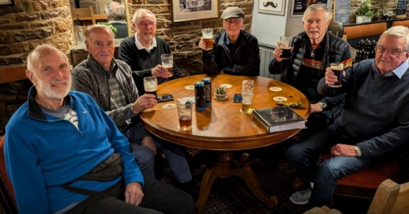 Grupo de amigos se reúne todas as quintas-feiras para beber cerveja