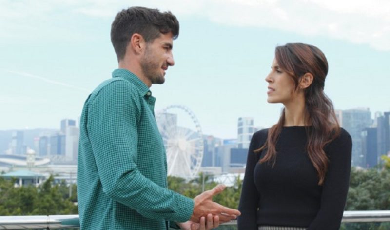 na imagem mulher com versa com um de seus amigos homens em empresa