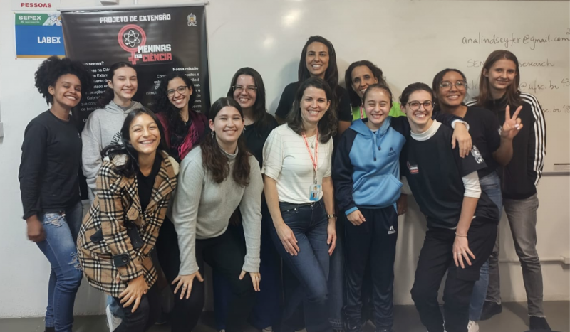 Ana Lindsey (segunda menina da direita para a esquerda) passou por treinamento do Meninas da Ciência para se capacitar e liderar uma equipe de caçadoras - Foto: Arquivo Pessoal/Reprodução/ND