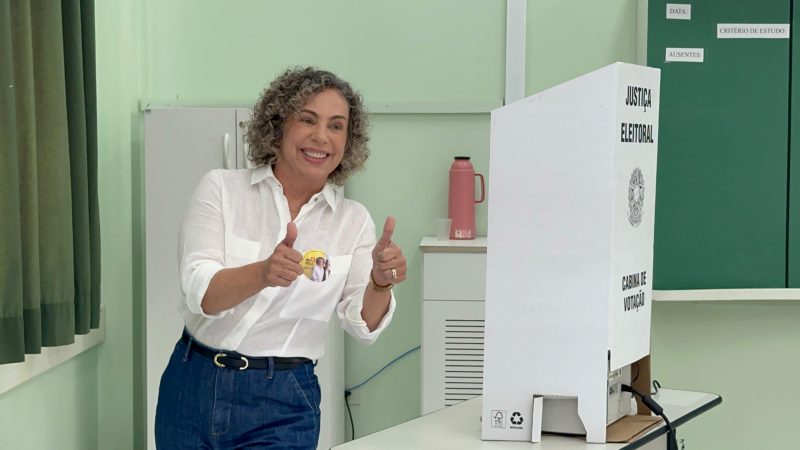 Ana Paula Lima votando em Blumenau