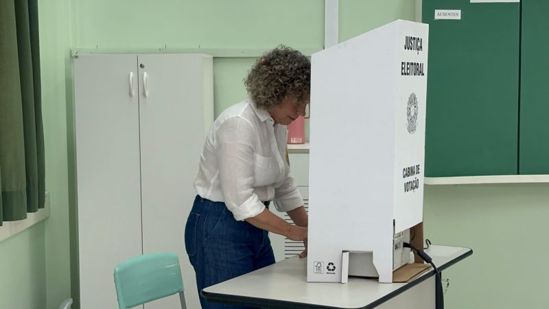 Ana Paula Lima votando em Blumenau