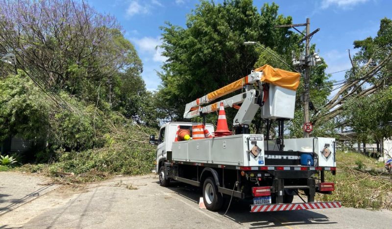 Enel teve reforço no efetivo para agilizar retorno da energia em São Paulo. Até o momento, serviço não tem previsão de ser normalizado