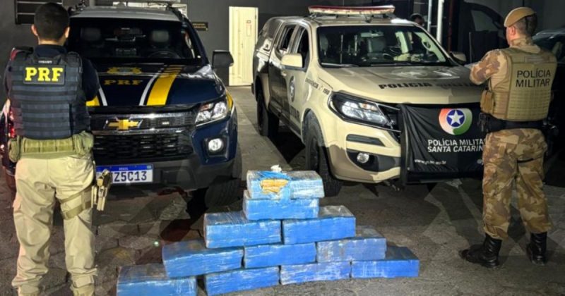 Policiais com a grande quantidade de drogas encontrada na BR-101