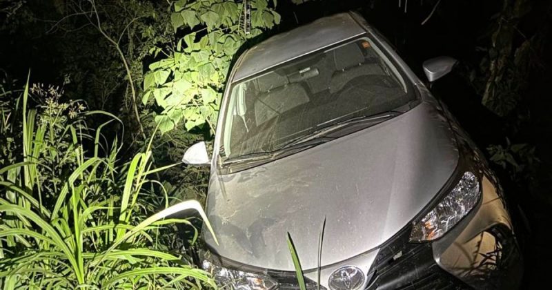 Carro abandonado em ribanceira perto da BR-101