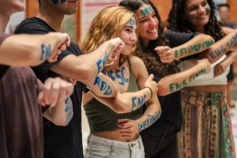 Jovens comemoram aprovação no Vestibular Unificado da UFSC