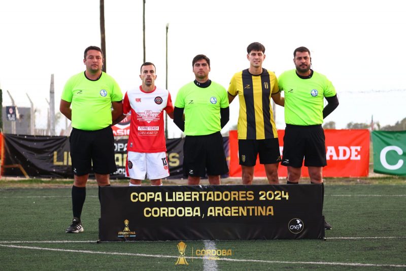 Alex (primeiro à esq.) apitou jogos da Copa Libertadores de Futebol 7