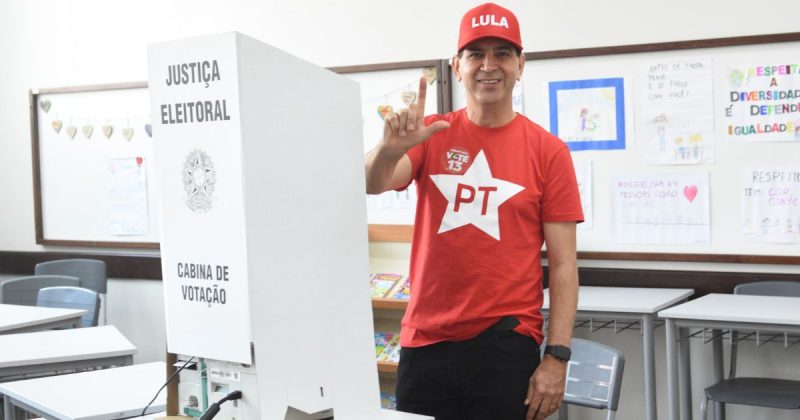 Arlindo Rocha (PT) votando no Marista 