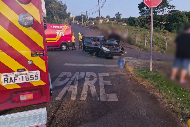 carro após capotamento que deixou mulher ferida