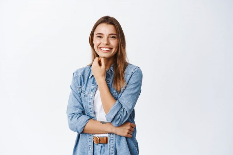 mulher sorrindo com expressão de ser pontual e responsável