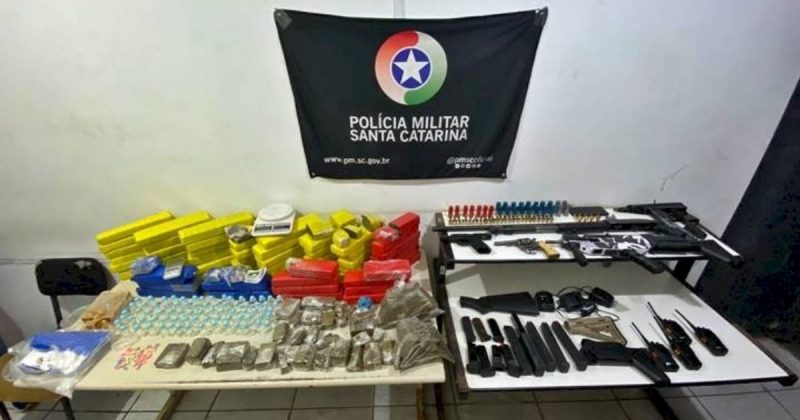 Arsenal de drogas e armas de fogo foi descoberto pela PM em Balneário Gaivota