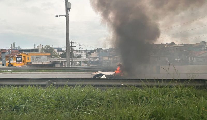 No sábado (19), criminosos fizeram barricadas em diferentes pontos e rodovias durante ataques na Grande Florianópolis - Foto: Reprodução/ ND