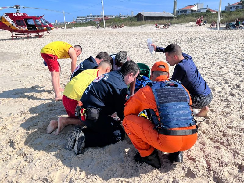 Jovem se afoga em praia de Florianópolis e é resgatada pelos bombeiros - 