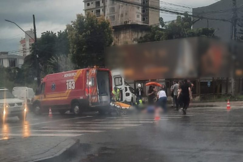 Uma adolescente de 13 anos foi socorrida após ser atropelada por caminhão.