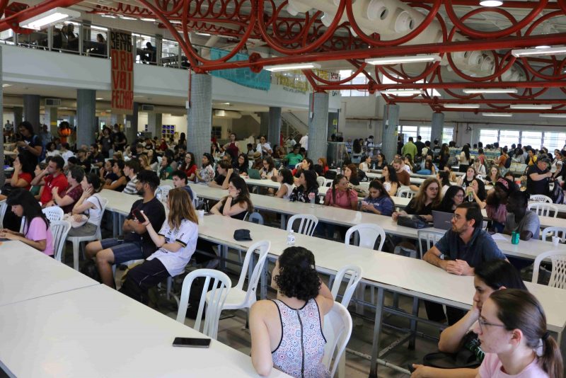 Audiência pública realizada no RU da Trindade contou com a presença de estudante