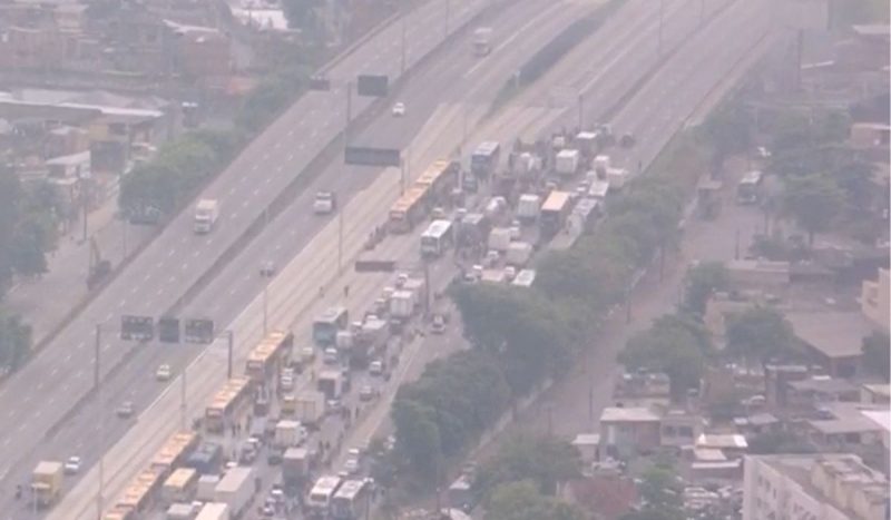 Trânsito na Avenida Brasil foi interditado durante tiroteio no Rio de Janeiro