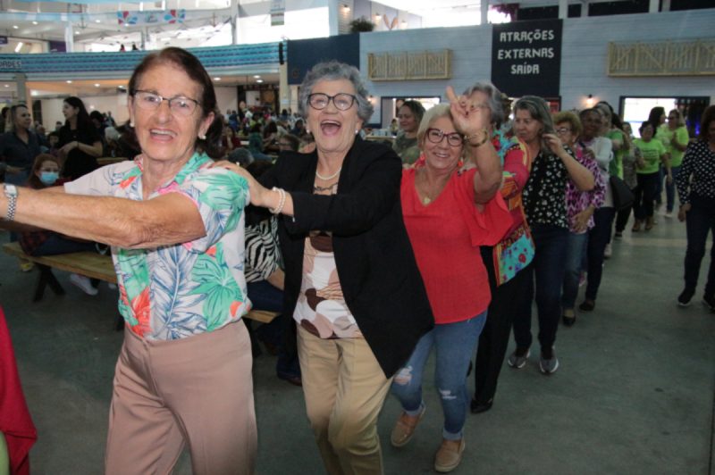 Foto mostra o Baile da Terceira idade na Marejada de Itajaí