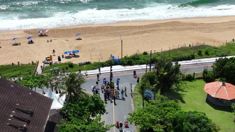 Imagem mostra hasteamento da Bandeira Azul em Balneário Camboriú