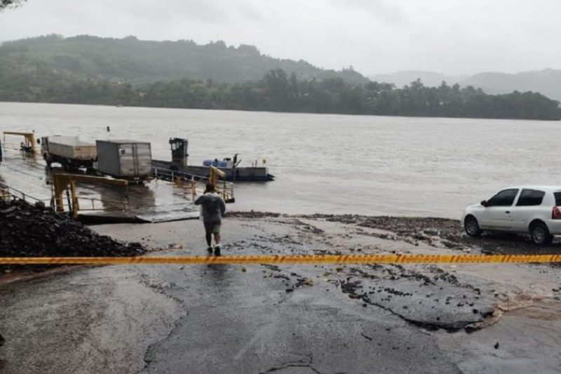 O carro caiu no rio uruguai