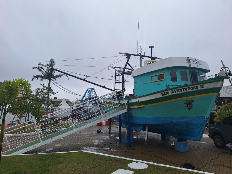 Barco de pesca exposto durante Festival do Camarão