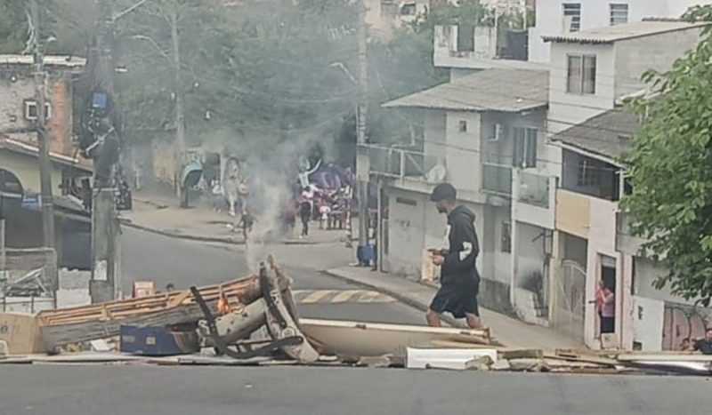 Incêndios na Grande Florianópolis, foto mostra barricada no meio da rua