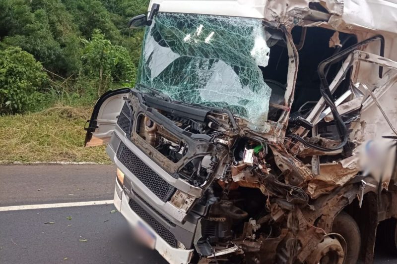 Caminhão ficou destruído em acidente 