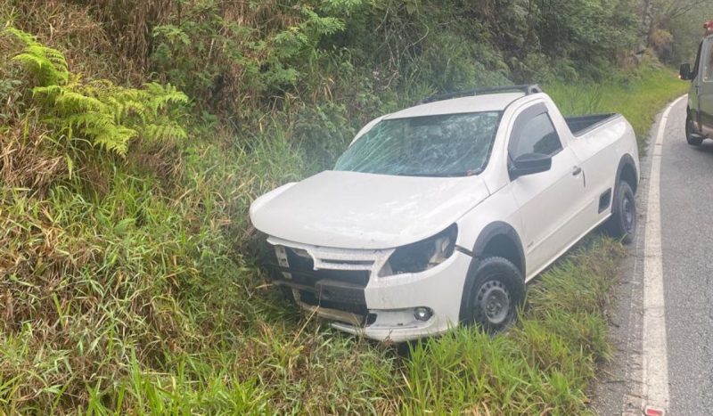 Batida frente deixou motorista da Saveiro com suspeita de traumatismo craniano, foto mostra carro branco batido fora da pista