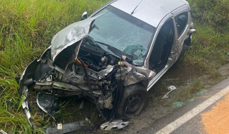 Batida de frente deixou motorista de Ford Ka presa nas ferragens, foto mostra carro batido