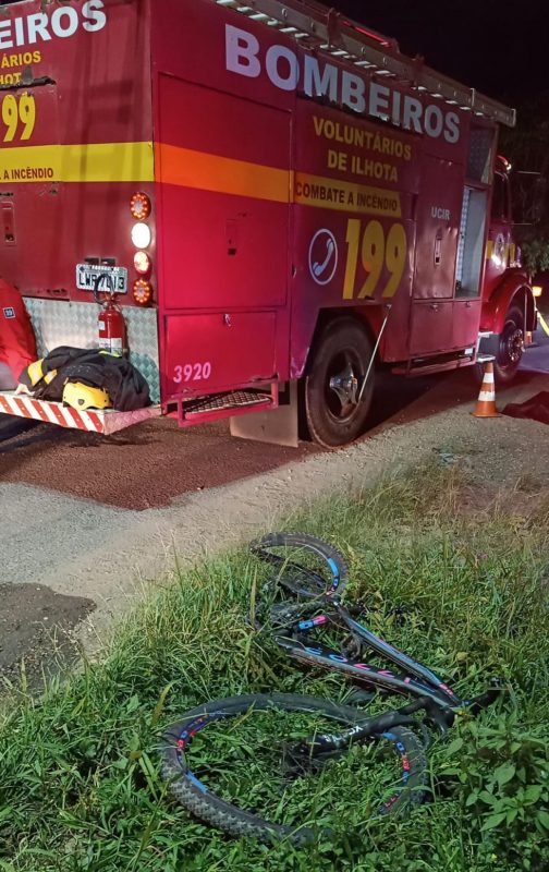 A imagem mostra um veículo do corpo de bombeiros e a bicicleta da menina que foi atropelada por um caminhão em ilhota