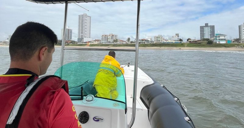 Busca por menino desaparecido em praia 