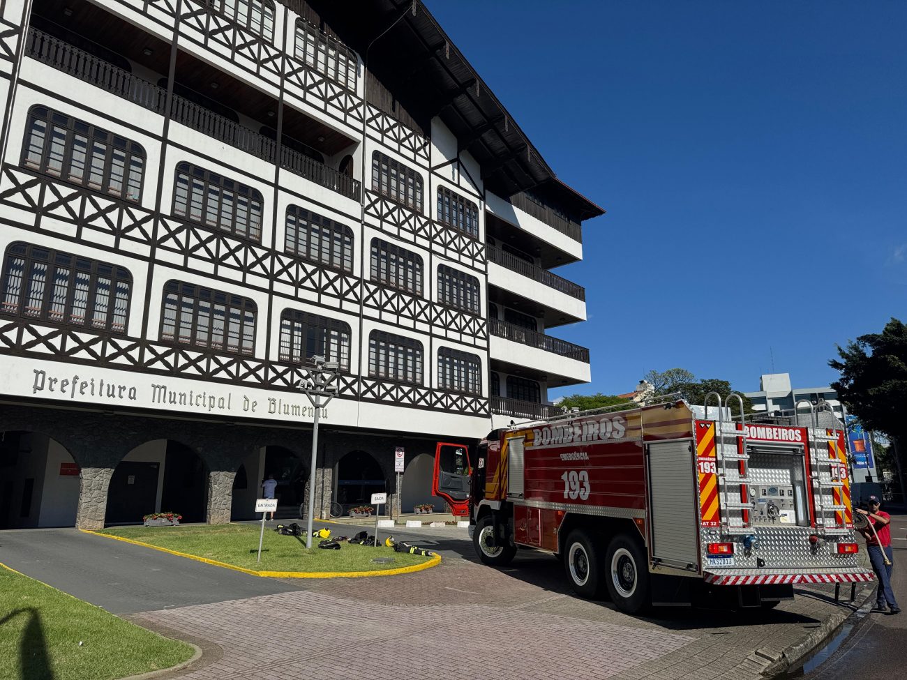 O Corpo de Bombeiros Militar utilizou 500 litros de água para combater o fogo - Moisés Stuker/NDTV