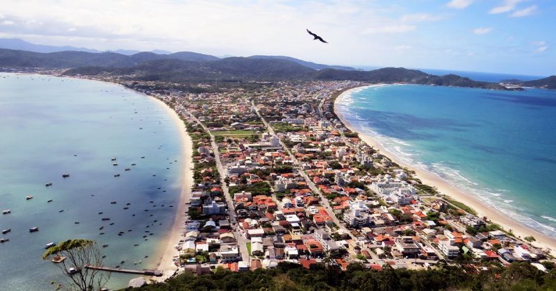 Imagem aérea de Bombinhas; Água de Bombinhas leva sistema à exaustão em testes para a temporada de verão