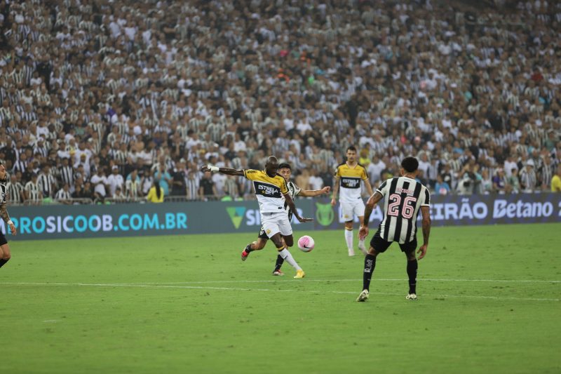 Botafogo x Criciúma se enfrentaram no Maracanã 