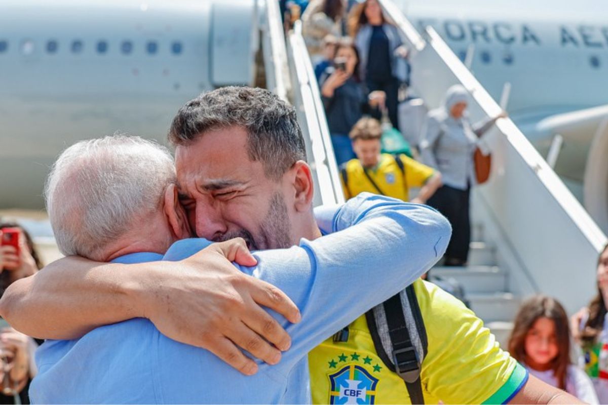 Um avião com 228 brasileiros repatriados a bordo desembarcou na Base Aérea de São Paulo, em Guarulhos, no domingo (6) - Reprodução/Ricardo Stuckert/PR