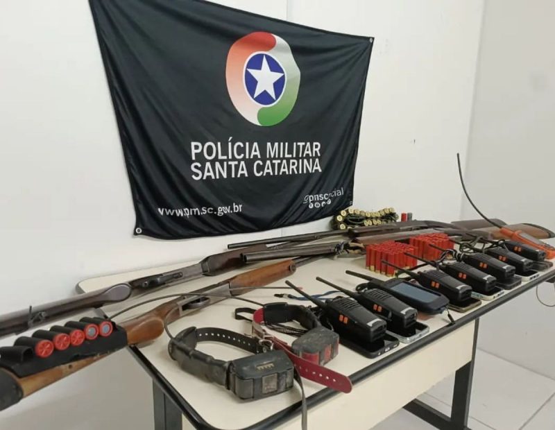 Rádios comunicadores, munições e armas apreendidas em Ilhota pela Polícia Militar Ambiental 