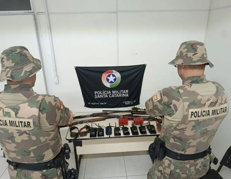 Rádios comunicadores, munições e armas apreendidas com grupo de caçadores em Ilhota 