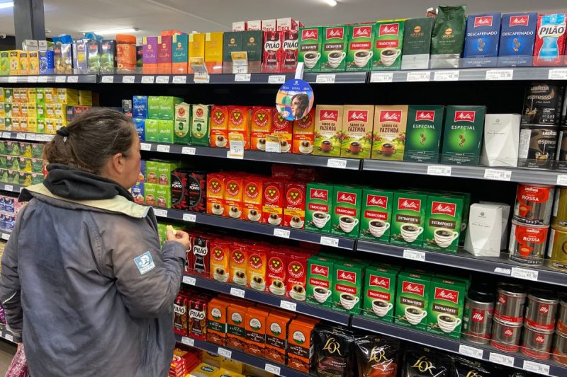 Preço do café em pó em Florianópolis teve alta de 23,81% em fevereiro. Na imagem, uma mulher observa pacotes de café em prateleira de um supermercado