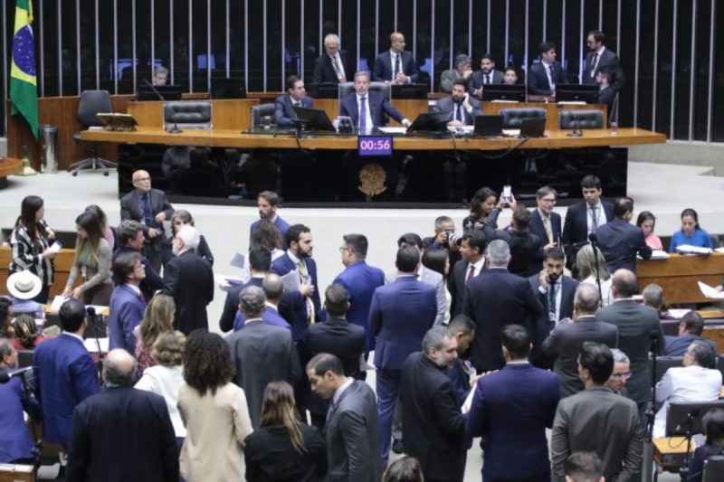 Câmara dos Deputados barra imposto sobre grandes fortunas na reforma tributária