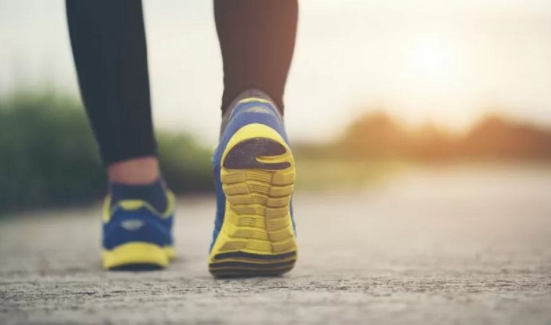 na foto aparecem pés caminhando para reduzir a diabetes