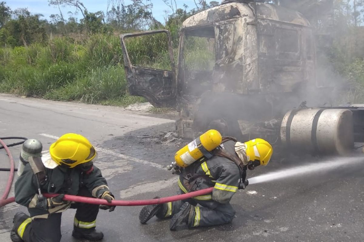 Fogo consumiu o caminhão em minutos - CBM/Divulgação/ND