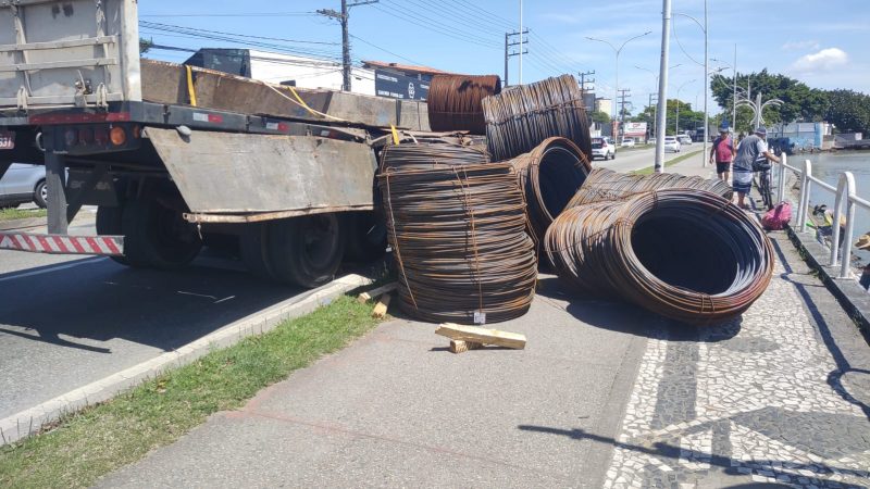 Imagem mostra caminhão que derrubou toneladas de ferro