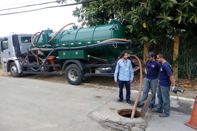 Caminhões limpa-fossa da Casan coletam esgoto