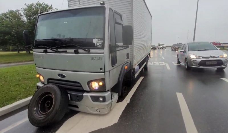 Caminhão com falhas mecânicas prejudica o trânsito na entrada de Florianópolis. Outros três acidentes dificultam o trânsito nesta manhã